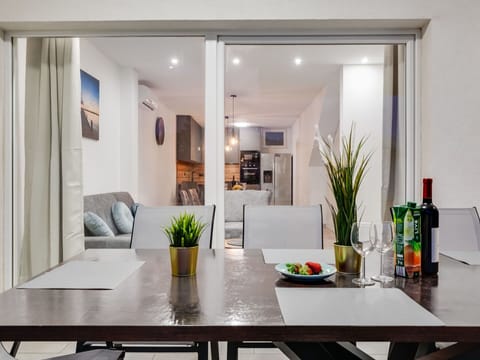 Table, Plant, Furniture, Property, Houseplant, Couch, Flowerpot, Bottle, Interior Design, Architecture