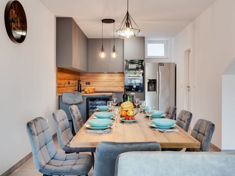 Table, Furniture, Couch, Property, Picture Frame, Building, Interior Design, Lighting, Wood, Chair