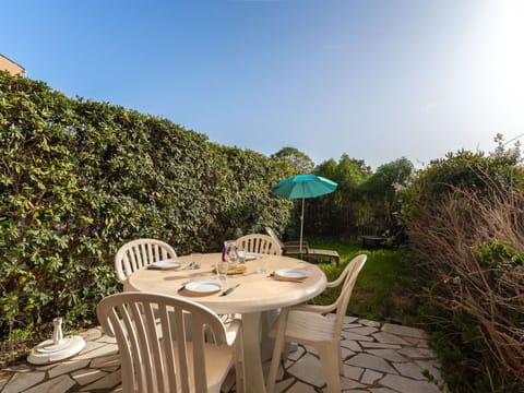 Sky, Plant, Cloud, Street Light, Urban Design, Road Surface, Tree, Building, Landscape, Road