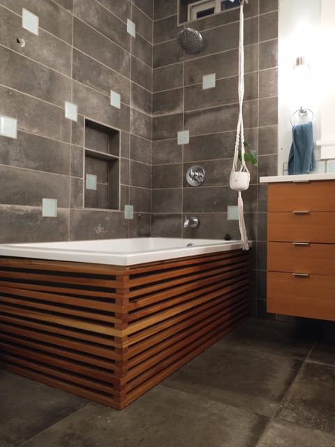Combined shower/tub, eco-friendly toiletries, bidet, towels