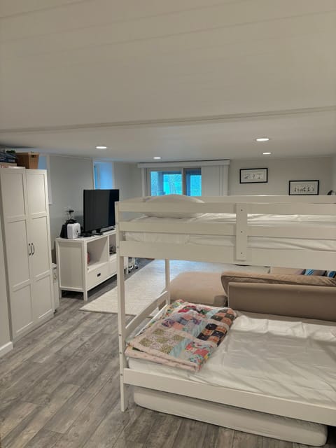4 bedrooms, in-room safe, desk, travel crib