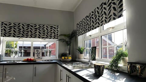 The Cheshire Gathering - Sleeps 24 With Hot Tub