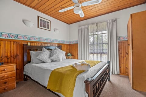 2 bedrooms, iron/ironing board, travel crib