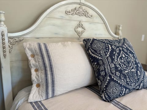 Refurbished farmhouse bed (Queen)