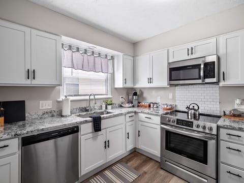 Stainless steel and white cabinets? This kitchen is bringing all the modern vibes! Can we say chef`s paradise? 😍 #ModernMagic