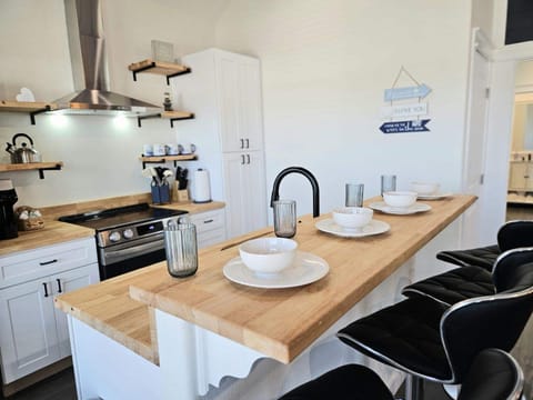 Breakfast Bar
Well stocked kitchen including microwave, toaster, pots & pans etc