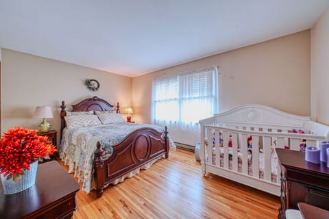 4 bedrooms, desk, iron/ironing board, travel crib