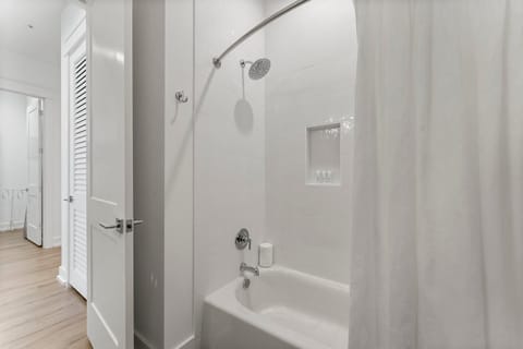 Combined shower/tub, hair dryer, towels