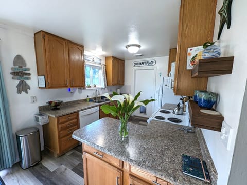 Cute, fully stocked kitchen