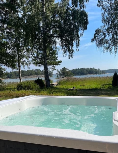 Outdoor spa tub