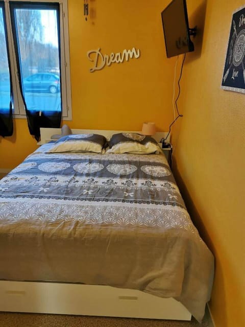 1 bedroom, bed sheets