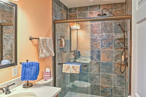 Bathroom | Combined shower/tub, eco-friendly toiletries, hair dryer, towels