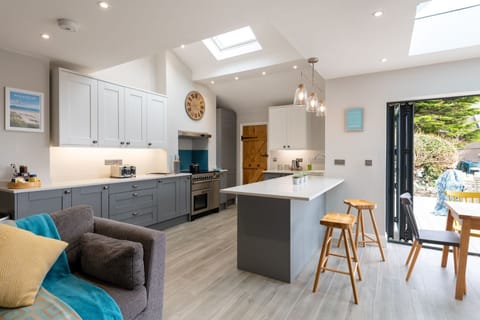 Fronallt - kitchen diner