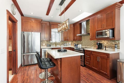 Step into a fully equipped kitchen in Vancouver, where elegance meets functionality. Perfectly designed for culinary creativity.