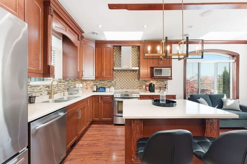 Cook in style in this fully equipped kitchen, offering everything you need for a gourmet experience in Vancouver.