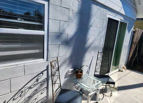 Newly-remodeled Guesthouse for rent 10 mins to Central Ave and beaches  Cottage in Gulfport