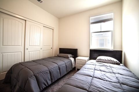 5 bedrooms, desk, WiFi, bed sheets