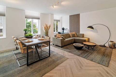 Bright and cozy living area – Appartement Roosendaal where comfort meets style.
Lichte en gezellige woonkamer – Appartement Roosendaal waar comfort en stijl samenkomen.
Heller, gemütlicher Wohnbereich – Appartement Roosendaal trifft Stil und Komfort.