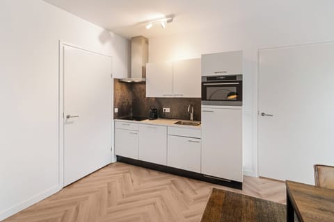 Combi microwave and induction stove – everything you need.
Combi magnetron en inductiekookplaat – alles wat je nodig hebt.
Kombi-Mikrowelle und Induktionsherd – alles, was Sie brauchen.