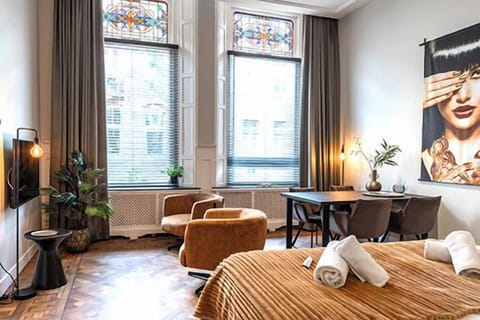 Bright and inviting living area with large windows and a vibrant atmosphere, perfect for enjoying the beauty of the surroundings.