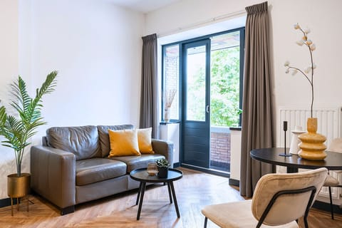 Enjoy a cheap overnight stay at a studio or apartment in central Tilburg—close to the Efteling, Beekse Bergen, and vibrant city life.