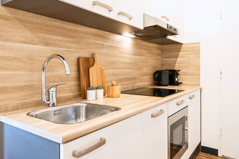 Stay affordably in a modern studio with new kitchen and bathroom, just minutes from Tilburg’s city center, the Efteling, and Beekse Bergen