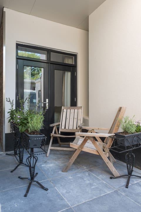 Relax and unwind in our cozy corner seating.
Haal het meeste uit je verblijf in Tilburg met deze betaalbare kamer dicht bij alles: Efteling, Poppodium 013 en het bruisende centrum.