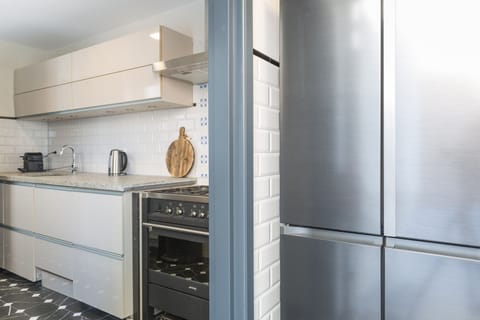 Experience the joy of cooking in our stylish kitchen.

A room with character and shared amenities—stay at Bed and Coffee in Hotel Centrum Tilburg, close to Poppodium 013 and Efteling, with access to a shared kitchen and garden.