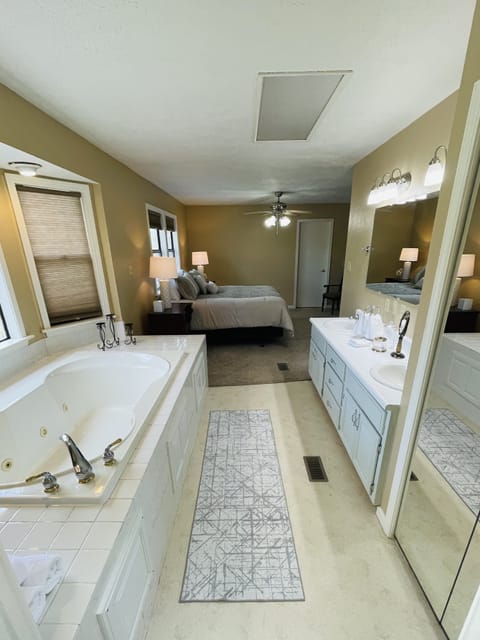 Shower, jetted tub, hair dryer, towels