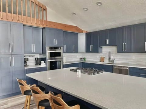 Seating for 6 at the island