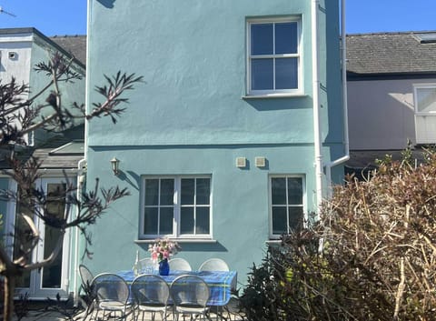 Rear garden at South Seas, with table and chairs