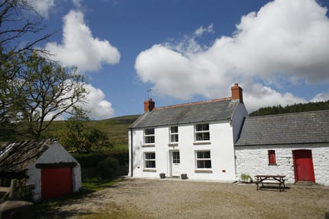 Front of Mynydd Crwn Bach cottage, gravel area and picnic bench