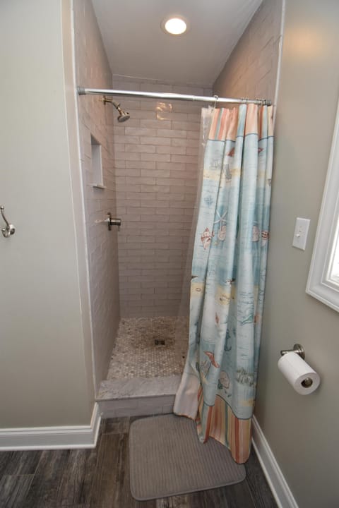 Combined shower/tub, towels