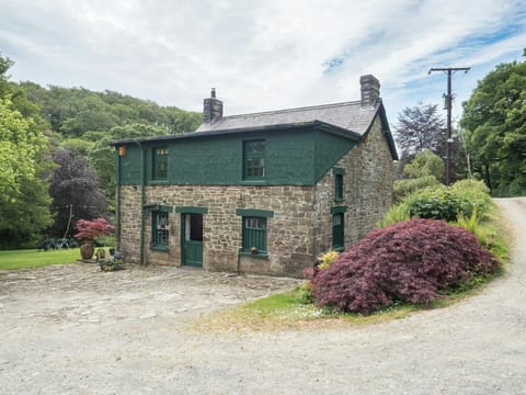 Rear view of Rhyd y Brown House with driveway, stable door into kitchen