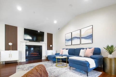 Living area | Smart TV, fireplace