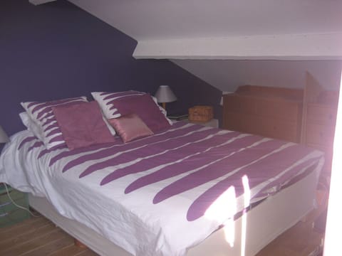 5 bedrooms, iron/ironing board, WiFi, bed sheets