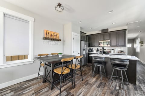 Dining Room Seats 4 | Island Seats 2