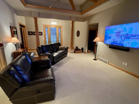 Smart TV, fireplace, table tennis, computer monitors