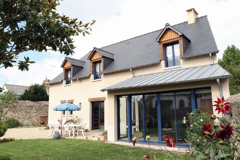 A quiet garden in the center of Cancale
