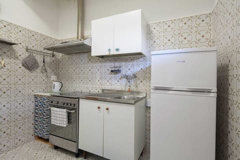 Fridge, oven, stovetop, cookware/dishes/utensils