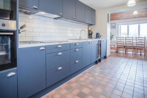 Hill House - 4 Bedroom Holiday Home - Llanrhidian (4966)