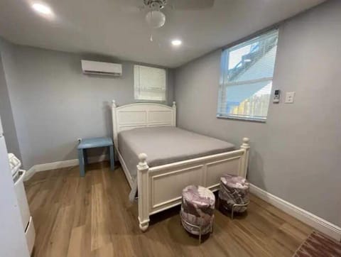 1 bedroom, desk, travel crib, WiFi