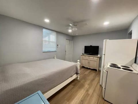 1 bedroom, desk, travel crib, WiFi