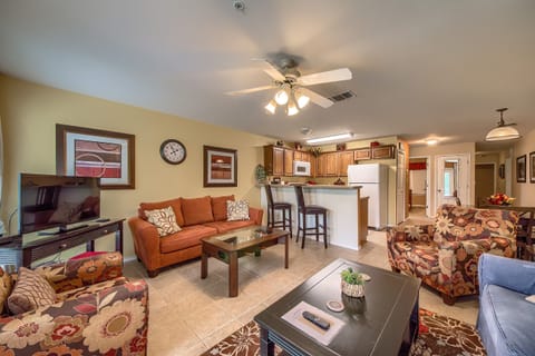 Living room with seating for everyone!