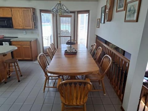 dining table can expand to sit 10 to 12 people