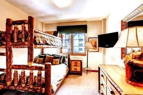 4 bedrooms, iron/ironing board, internet, bed sheets