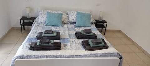 2 bedrooms, internet, bed sheets