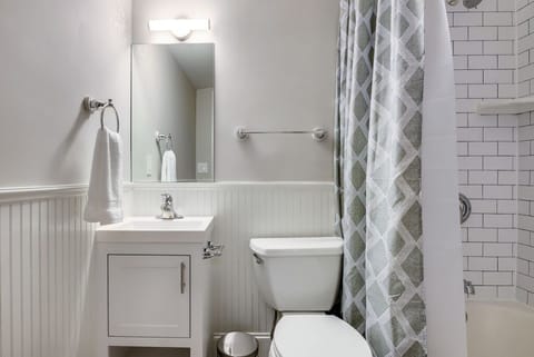 Combined shower/tub, hair dryer, towels