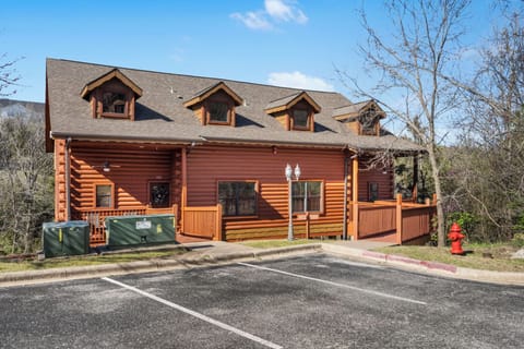 Cabin 300 Entrance and Parking