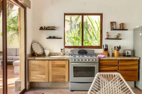 Fridge, oven, stovetop, coffee/tea maker